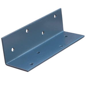 Puede incluir: Escuadra de esquina de metal azul grisáceo con múltiples orificios pretaladrados para montaje. El soporte en forma de L está diseñado para unir dos superficies en un ángulo de 90 grados. El metal tiene un acabado ligeramente texturizado.