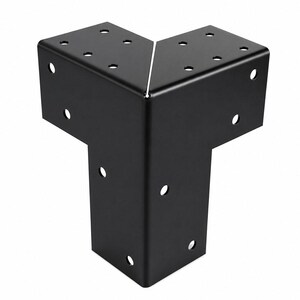 Puede incluir: Un soporte de esquina de metal negro con un diseño estructural de tres vías. El componente tiene un acabado mate liso e incluye múltiples orificios circulares preperforados en cada una de sus tres caras para facilitar el montaje y la unión.