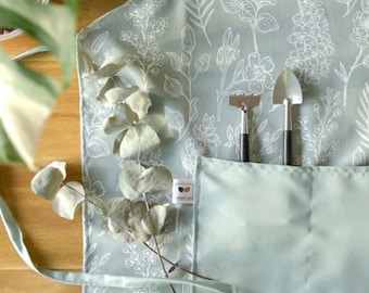 Gartenschürze | Kochschürze | Schürzenkleid | mit Tasche | Unisex | Gartenarbeit| handgefertigt | Blumen Motiv | Geschenkideen | Gardening