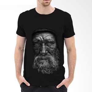 Puede incluir: Camiseta negra con una imagen en blanco y negro de la cara de un hombre mayor con barba larga.