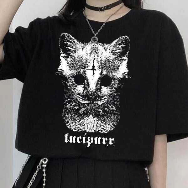 Lucipurr Cat T-Shirt, Pastel Goth Shirt, Ästhetisches Shirt, Grunge Kleidung, Geschenk für Goth Mädchen, Grafik T-Shirt, Alternative Nu Goth Kleidung.