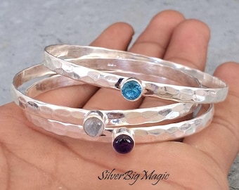 Conjunto de brazaletes apilables estilo boho de plata de ley martillada con topacio azul natural, piedra lunar y amatista.