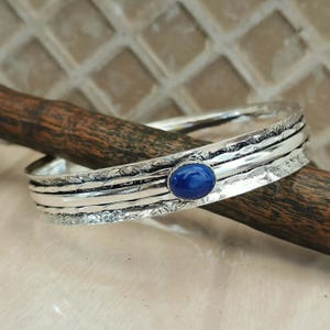 Handgjort lapis lazuli-armband i 925 sterlingsilver, texturerat manschettarmband