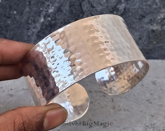 Brazalete de plata martillada, brazalete de plata de ley 925, brazalete ancho llamativo, brazalete minimalista abierto ajustable hecho a mano con textura.