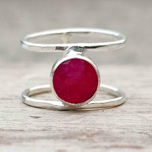 Handgemaakte sterlingzilveren robijnring, minimalistische dubbele band