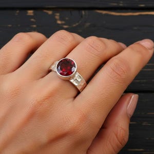 Sterling Silber Granat Edelstein Ring, Solitaire gehämmert Frauen Stapeln Geschenk für sie