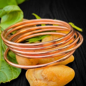 Handgjort set med 5 koppararmband, personligt stapelbart manschettarmband, minimalistiska presentsmycken för kvinnor