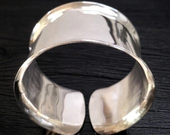 Brazalete ancho cóncavo de plata esterlina hecho a mano, joyería minimalista con puño ajustable, brazalete de regalo abierto