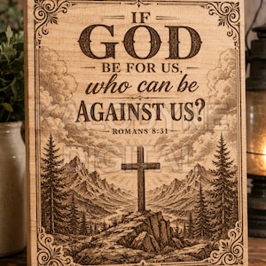 Puede incluir: Una placa de madera rectangular con un grabado láser de un paisaje con una cruz central sobre una colina rocosa, pinos y montañas. El texto dice: IF GOD BE FOR US, who can be AGAINST US? ROMANS 8:31, enmarcado por esquinas con volutas decorativas.