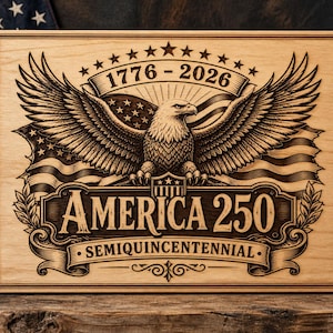 Könnte beinhalten: Holztafel mit einem eingravierten Design, das einen Adler mit ausgebreiteten Flügeln, die amerikanische Flagge und den Text "1776-2026" und "America 250 Semiquincentennial" zeigt. Die Tafel ist aus hellem Holz gefertigt.
