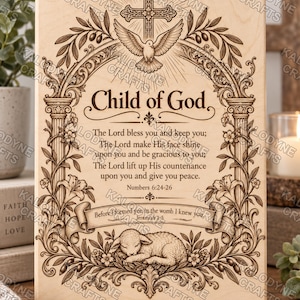 Puede incluir: Una placa de madera clara rectangular con un diseño grabado a láser de una cruz, una paloma y un cordero durmiendo. El texto dice Child of God, The Lord bless you and keep you, Numbers 6:24-26, y Before I formed you in the womb I knew you, Jeremiah 1:5.