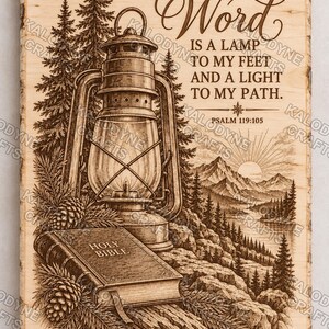 Può includere: Una targa rettangolare in legno con un'incisione laser raffigurante una lanterna, una Sacra Bibbia, pini e un paesaggio montano. Il testo recita: YOUR Word IS A LAMP TO MY FEET AND A LIGHT TO MY PATH. PSALM 119:105.