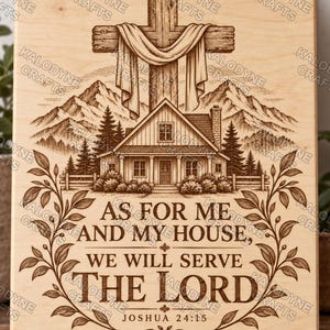 Pode incluir: Uma placa retangular de madeira clara com um design gravado a laser de uma casa, montanhas e uma cruz drapeada com tecido. O texto diz: AS FOR ME AND MY HOUSE, WE WILL SERVE THE LORD JOSHUA 24:15, emoldurado por ramos decorativos com folhas.
