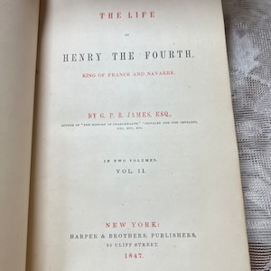 K&ouml;nnte beinhalten: Offene Buchseite mit dem Titel "THE LIFE OF HENRY THE FOURTH, KING OF FRANCE AND NAVARRE." Ver&ouml;ffentlicht von Harper & Brothers, New York, 1847. Der Text ist in Schwarz und Rot auf cremefarbenem Papier gedruckt.
