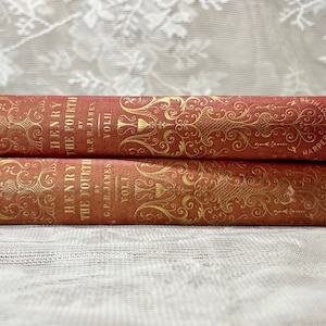 K&ouml;nnte beinhalten: Zwei antike B&uuml;cher mit dem Titel "Henry the Fourth" von G.P.R. James, Bd. I und Bd. II. Die B&uuml;cher haben einen roten Einband mit goldenen Verzierungen und Text. Der Verlag ist Harper & Brothers.
