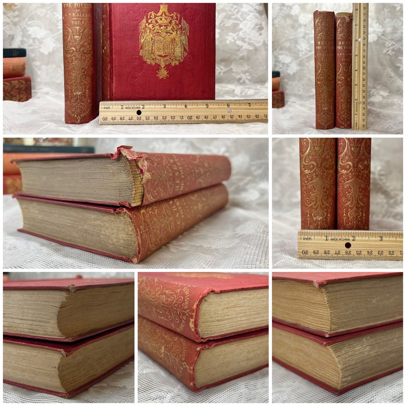 K&ouml;nnte beinhalten: Sammlung antiker B&uuml;cher mit roten Einb&auml;nden und goldgepr&auml;gten Designs. Die Buchr&uuml;cken und Einb&auml;nde weisen verzierte Muster und Titel auf. Die B&uuml;cher sind etwa 25 cm hoch.