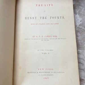 K&ouml;nnte beinhalten: Aufgeschlagenes Buch mit dem Titel "THE LIFE OF HENRY THE FOURTH, KING OF FRANCE AND NAVARRE." Ver&ouml;ffentlicht in New York von Harper & Brothers im Jahr 1847. Band I eines zweiteiligen Sets.