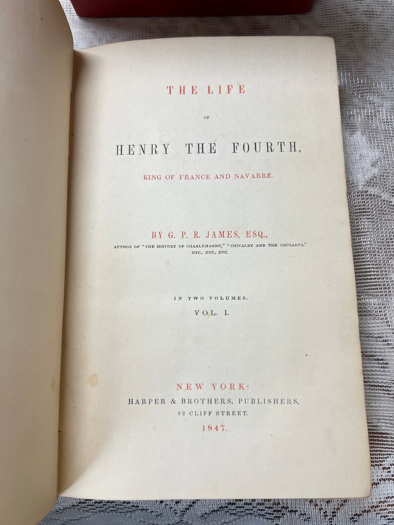 K&ouml;nnte beinhalten: Aufgeschlagenes Buch mit dem Titel "THE LIFE OF HENRY THE FOURTH, KING OF FRANCE AND NAVARRE." Ver&ouml;ffentlicht in New York von Harper & Brothers im Jahr 1847. Band I eines zweiteiligen Sets.