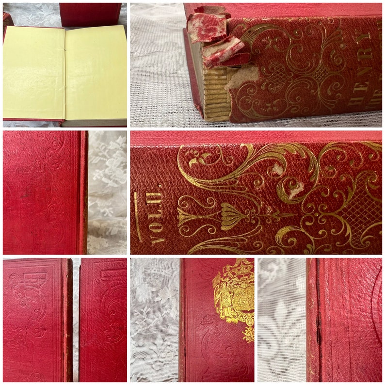 K&ouml;nnte beinhalten: Eine Sammlung antiker B&uuml;cher mit roten Einb&auml;nden. Die Einb&auml;nde weisen gepr&auml;gte Muster und goldene Schrift auf. Ein Buch ist ge&ouml;ffnet und zeigt vergilbte Seiten. Die Buchr&uuml;cken weisen Abnutzungserscheinungen auf, die auf das Alter hindeuten. Die B&uuml;cher stammen wahrscheinlich aus einer historischen oder literarischen Sammlung.