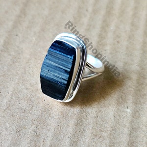 Anillo de turmalina natural, anillo de plata 925, anillo de piedra preciosa de turmalina negra, anillo hecho a mano, anillo de piedra cruda, anillo de declaración, anillo de mujer