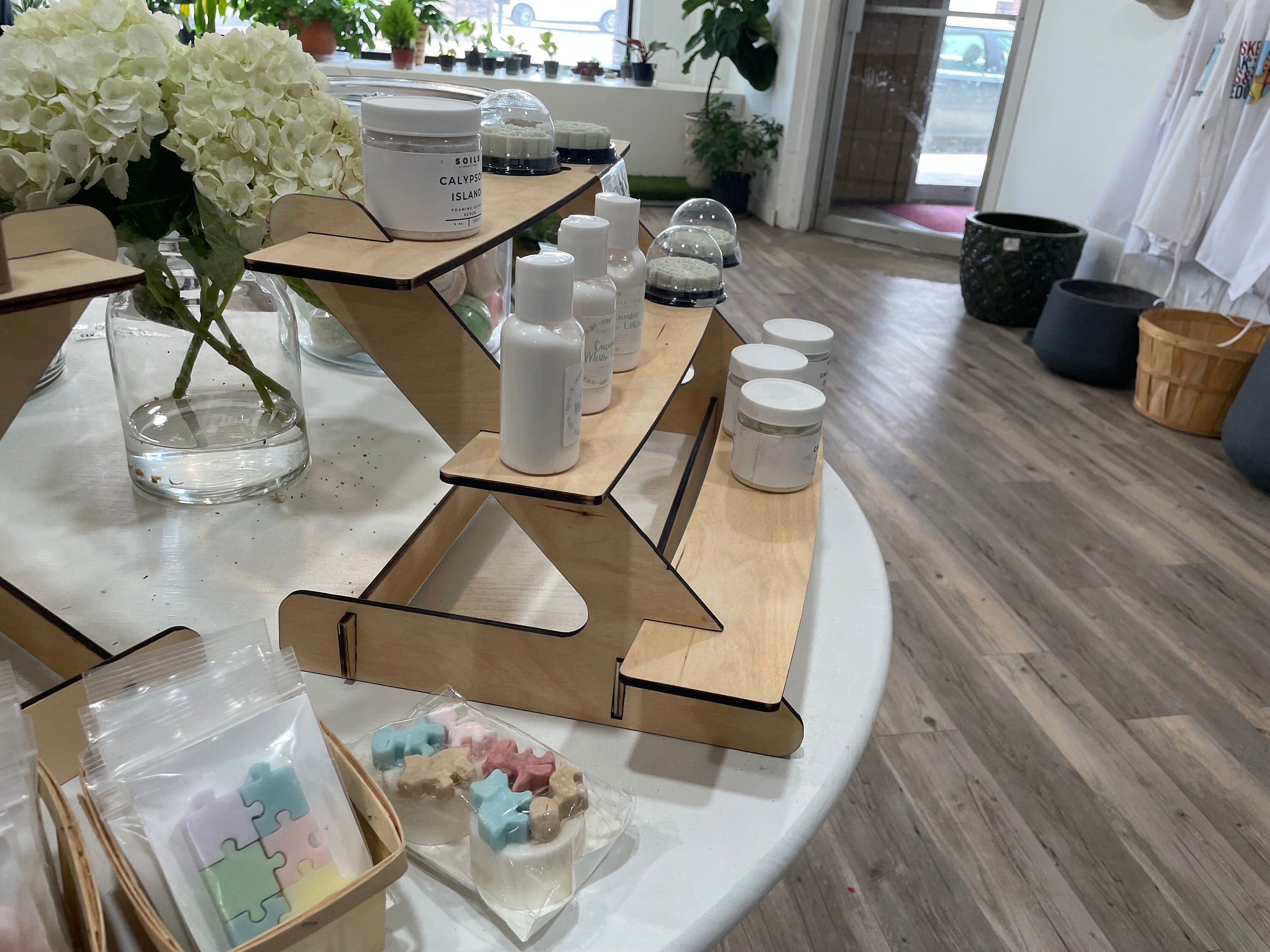 Retail Display Shelf | Display Shelf | Display Table | Retail Counter ...
