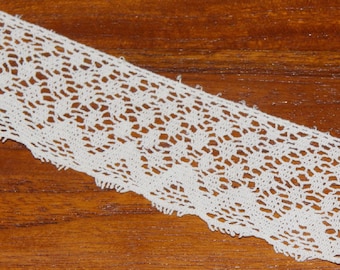 Dentelle ancienne en coton fabriquée à la main , 1.3 m x 3.5 cm