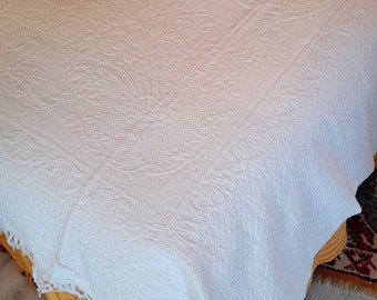 Dessus de lit ancien en coton blanc piqué