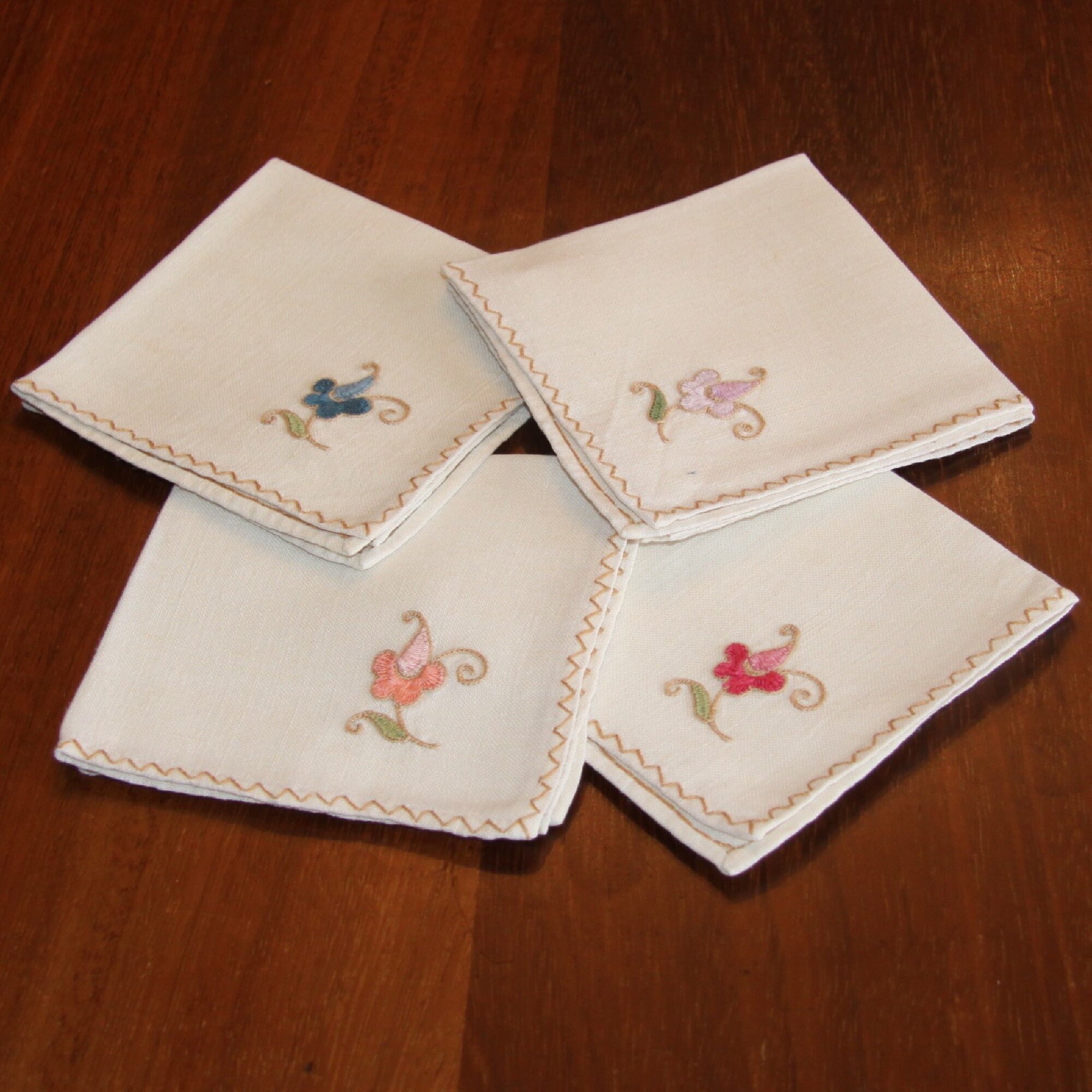 Lot de 4 Serviettes Table Anciennes Brodées en Fil Coton, à Thé Carrées 22 cm X cm