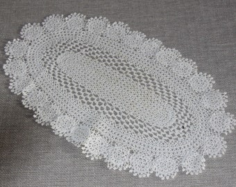 Napperon ancien ovale en coton au crochet, fait main.