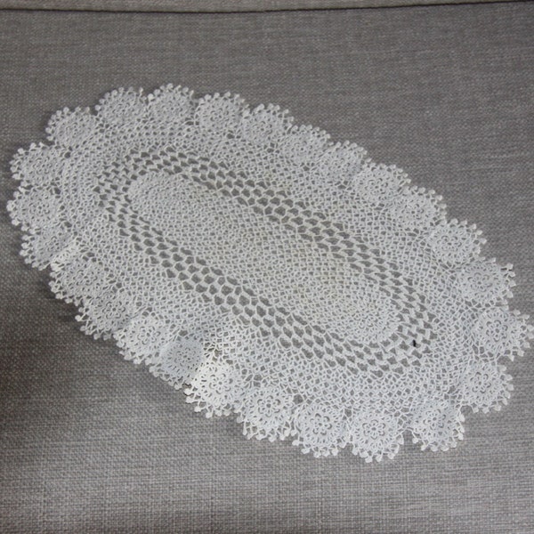 Napperon ancien ovale en coton au crochet, fait main.