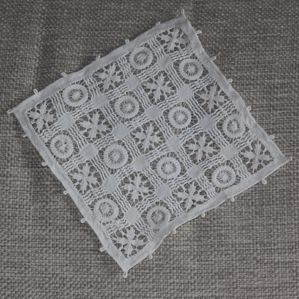 Napperon ancien carré en coton de 13.5 cm fait main, applique dentelle vintage
