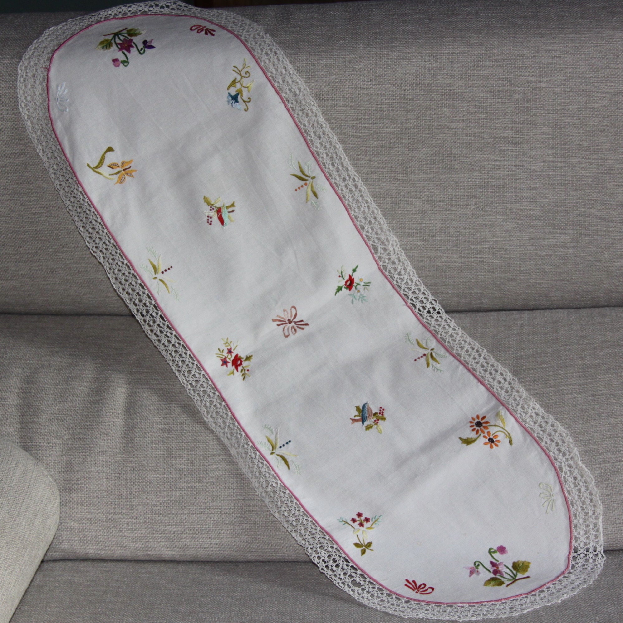 Chemin de Table Ancien en Coton Brodé et Dentelle