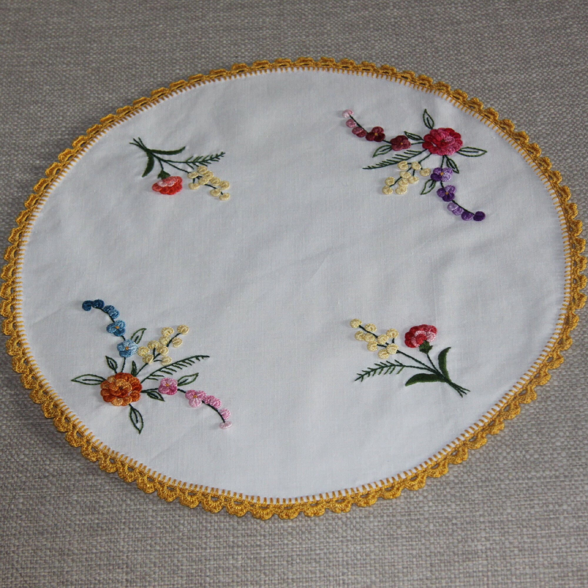 Napperon Ancien Rond Brodé Main en Relief.