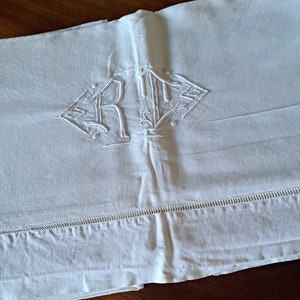 Drap français ancien et vintage en métis, brodé à la main