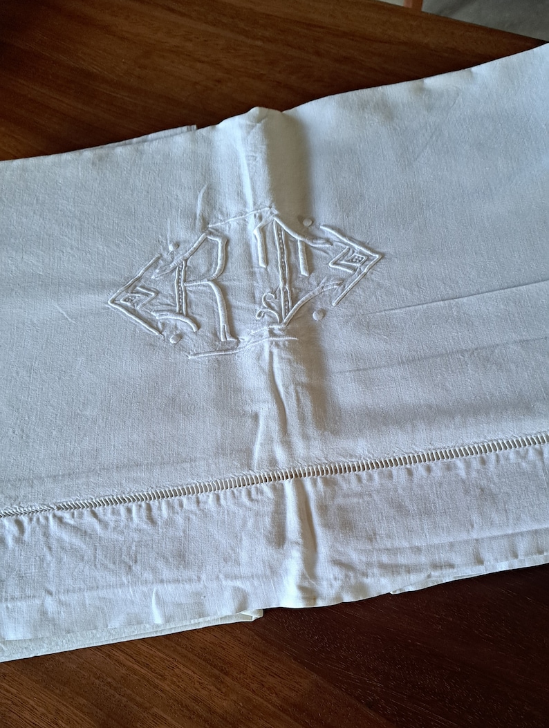 Drap français ancien et vintage en métis, brodé à la main