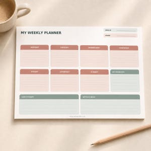 Peut inclure: Un bloc-notes hebdomadaire rectangulaire à fond blanc avec le texte MY WEEKLY PLANNER en haut. Il comprend des sections pour chaque jour de la semaine en terre cuite, ainsi que des sections pour les priorités, notes et rappels en vert sauge.