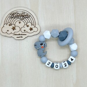 Babygeschenk Schnullerkette mit Name , kinderwagenkette, schlüsselanhänger und Greifling aus silikon perlen Dino Ring adaptor gratis Greifling