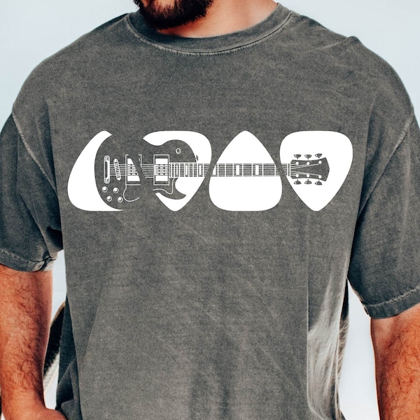 Könnte beinhalten: Ein dunkelgraues T-Shirt mit einer weißen Grafik eines Gitarrenplektroms mit einer Gitarrensilhouette darin. Die Grafik des Gitarrenplektroms wird dreimal wiederholt.