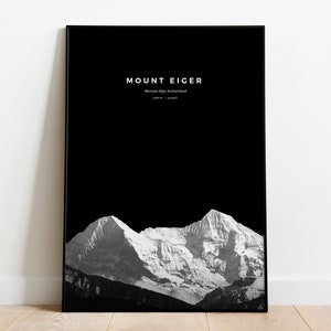 Puede incluir: Póster minimalista en blanco y negro con el texto "MOUNT EIGER" y la leyenda "Alpes bernesas, Suiza 3970 m (13 025 pies)" sobre una fotografía de la cordillera.