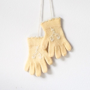 Vintage Handmade Knit Girl&#39;s Gloves: Cream Floral Gloves