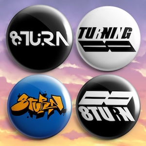 Pode incluir: Um conjunto de quatro botões circulares. Um botão preto apresenta o texto branco 8TURN. Um botão branco exibe o texto preto TURNING. Um botão azul mostra o texto amarelo em estilo graffiti 8TURN. Um botão preto tem o texto branco 8TURN.