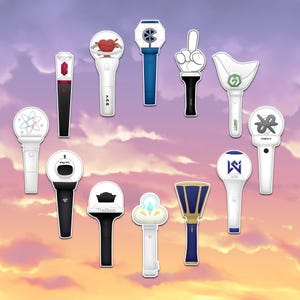 Puede incluir: Una colección de doce barras luminosas de K-pop dispuestas en un patrón circular. Cada dispositivo presenta un diseño único de mango y parte superior, incluyendo símbolos como un corazón rojo, una mano blanca, una corona y formas geométricas.