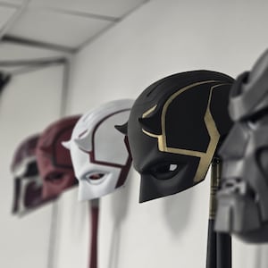 Op witte Daredevil geïnspireerde helm met print – perfect voor cosplay en verzamelaars