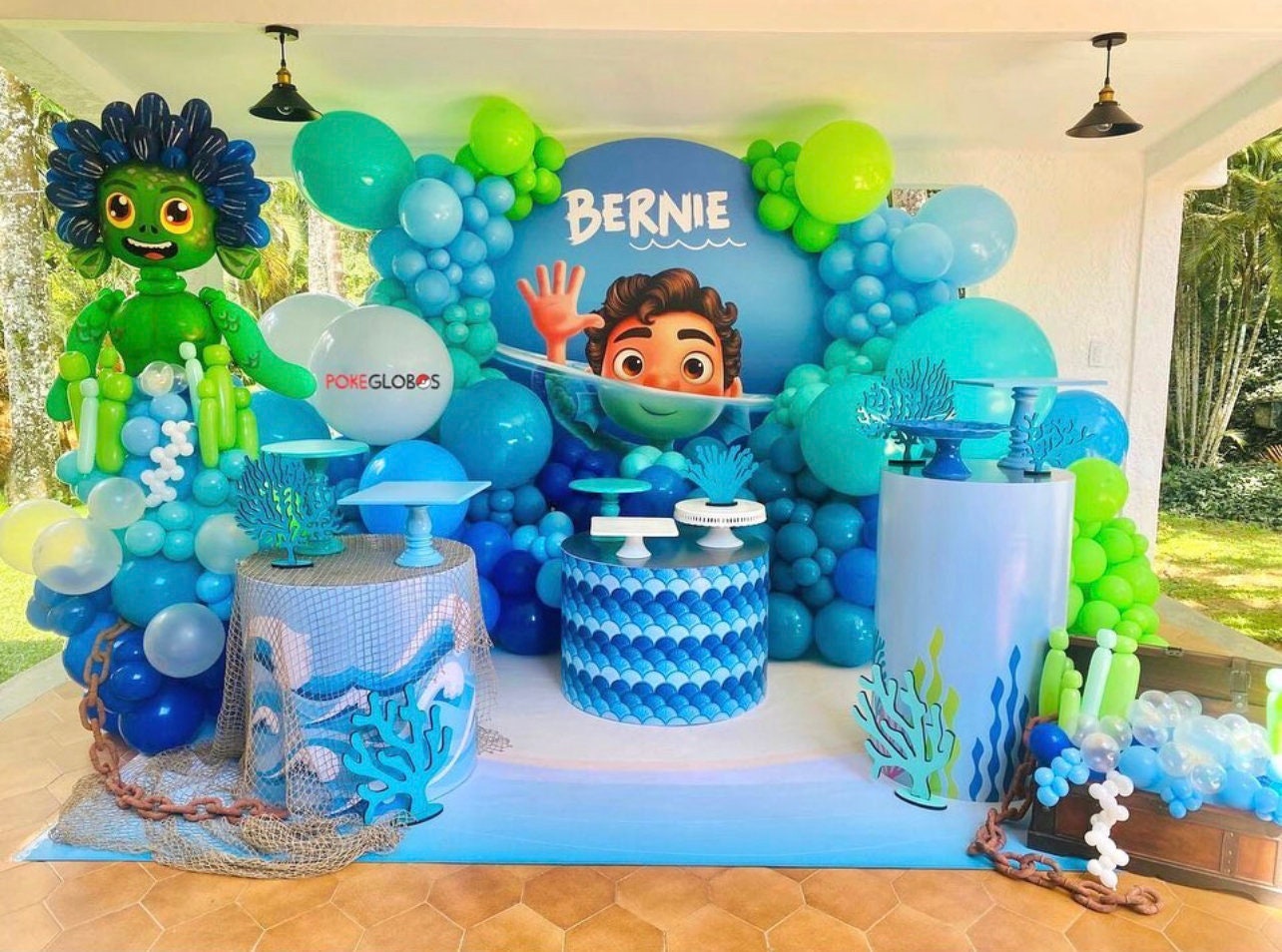 decoración con globos azules sobre la torta  Birthday party decorations,  Balloon decorations party, Birthday decorations