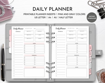 Puede incluir: Insertos de planificador diario imprimibles en rosa y gris. El planificador tiene secciones para el horario, los objetivos, las comidas, el trabajo, lo personal y las notas. El planificador está disponible en los tamaños US Letter, A4, A5 y Half Letter.