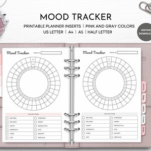 Può includere: Inserti per planner di tracciamento dell'umore stampabili in rosa e grigio. Gli inserti presentano un tracciamento dell'umore circolare con una chiave di codice colore per diversi stati d'animo. Il testo "Mood Tracker" è in cima alla pagina. Gli inserti sono disponibili nei formati US Letter, A4, A5 e Half Letter.