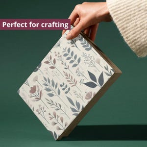 Puede incluir: Un juego de tres cuencos apilables de cerámica en tonos azul, verde y blanco. Los cuencos presentan un esmalte moteado y un diseño sencillo y moderno. El cuenco más grande tiene aproximadamente 18 cm de diámetro.