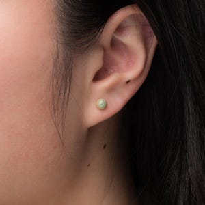 クラシックなプチスタッドピアス｜シグネチャーカラー、セラミックスタッドピアス、セラミックピアス、磁器ピアス、スタッドピアス、ポストピアス