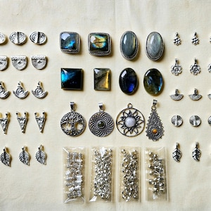 4 pieces Grooved stone, 60 pieces Raw Charms, 4 pieces cabochon, 4 pieces Charms, 40 gram Silver beads for jewelry and macrame making. SET2