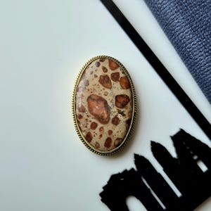 Natuurlijk patroon jaspis cabochon met messing frame voor het maken van micro-macramé sieraden, ovale cabochon, handgemaakte messing rand, 48 x 32 mm